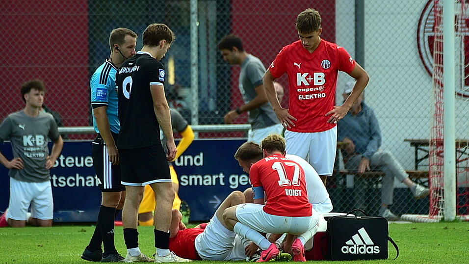 Lukas Krämer befindet sich nach seiner Verletzung am Sprunggelenk im Aufbau. Für die Startelf wird es im Heimspiel gegen die DJK Don Bosco Bamberg wohl aber noch nicht reichen. Lukas Krämer befindet sich nach seiner Verletzung am Sprunggelenk im Aufbau. Für die Startelf wird es im Heimspiel gegen die DJK Don Bosco Bamberg wohl aber noch nicht reichen.