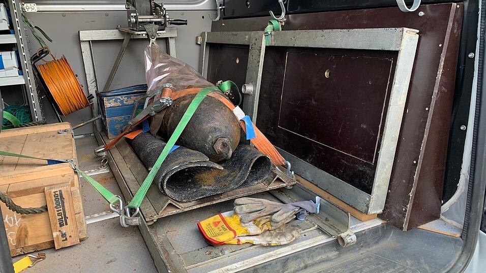 Die entsch&auml;rfte Bombe beim Abtransport.