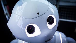 Schau mir in die Augen, Kleines: KI spielt im Alltag eine immer größere Rolle - auch ohne Roboter.