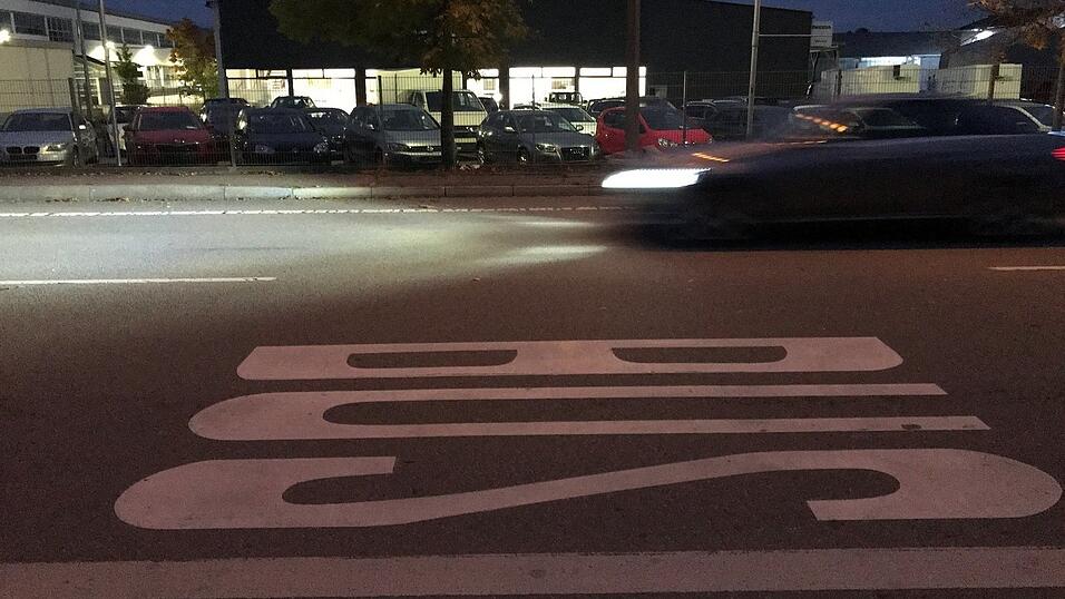 Im Bereich der Bushaltestelle Hofstettener Weg fehlt eine sichere Überquerungsmöglichkeit der Schlesichen Straße. Im Bereich der Bushaltestelle Hofstettener Weg fehlt eine sichere Überquerungsmöglichkeit der Schlesichen Straße.
