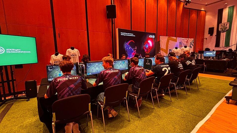 Geplant sind mehrere Bereiche f&uuml;r PCs und Konsolen, an denen gespielt werden darf.