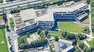 Auf der Geb&auml;udeseite an der Stra&szlig;e &bdquo;Am Sportpark&ldquo; (links im Bild) sollte das Gymnasium aufgestockt werden.