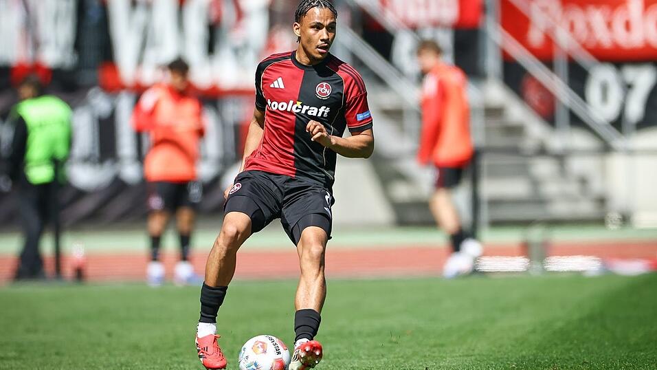 Der vom FC Augsburg ausgeliehene Au&szlig;enverteidiger Henri Koudossou z&auml;hlte auch zu den verabschiedeten FCN-Profis. (Archivbild)
