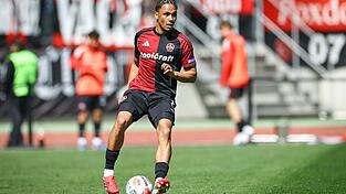 Der vom FC Augsburg ausgeliehene Außenverteidiger Henri Koudossou zählte auch zu den verabschiedeten FCN-Profis. (Archivbild) Der vom FC Augsburg ausgeliehene Außenverteidiger Henri Koudossou zählte auch zu den verabschiedeten FCN-Profis. (Archivbild)