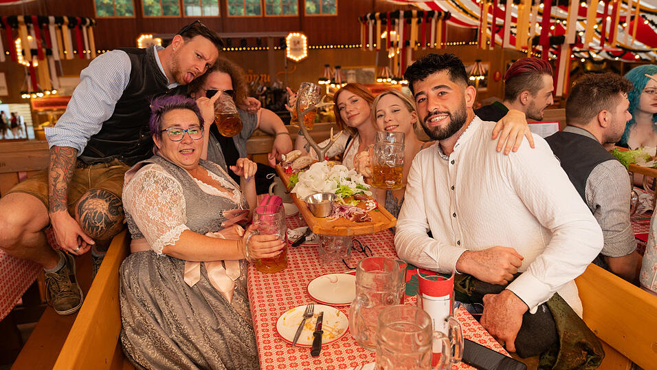 Die Partybilder vom Montag, 21. August 2023, aus dem Festzelt Krönner. Die Partybilder vom Montag, 21. August 2023, aus dem Festzelt Krönner.