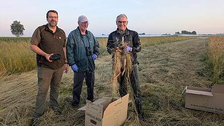 Robert Lindbüchler (v. l.), Günter Wutz und Franz Meindl mit einem Kitz
