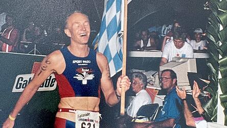 „You’re an Ironman!“: Mit der bayerischen Fahne marschierte Reinhard Huf 1995 nach über zwölf Stunden Strapazen über die Ziellinie.