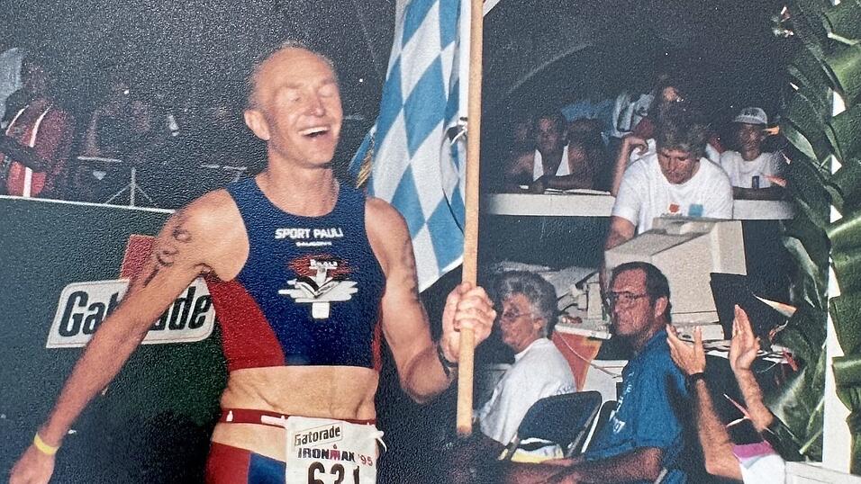 „You’re an Ironman!“: Mit der bayerischen Fahne marschierte Reinhard Huf 1995 nach über zwölf Stunden Strapazen über die Ziellinie. „You’re an Ironman!“: Mit der bayerischen Fahne marschierte Reinhard Huf 1995 nach über zwölf Stunden Strapazen über die Ziellinie.