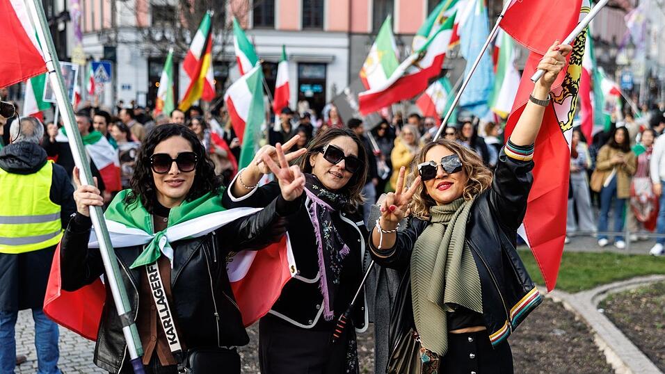 Die Polizei sprach zum Auftakt von rund 250 Demonstrierenden.