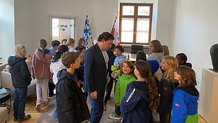 Die Kinder gratulierten Oberbürgermeister Thomas Haslinger herzlich. Die Kinder gratulierten Oberbürgermeister Thomas Haslinger herzlich.