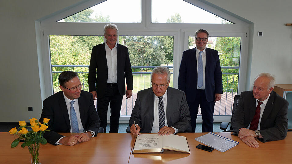 Der Bayerische Staatsminister des Innern, f&uuml;r Sport und Integration Joachim Herrmann (Mitte) mit Alois Rainer MdB, Josef Zellmeier MdL (hinten) und den Parkstettener B&uuml;rgermeistern Martin Panten und Franz Listl beim Eintrag in das Goldene Buch der Gemeinde Parkstetten.