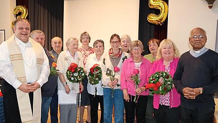 Pfarrer Daniel Schmid mit dem Seniorenklub-Helferteam und Pater Nicholas.