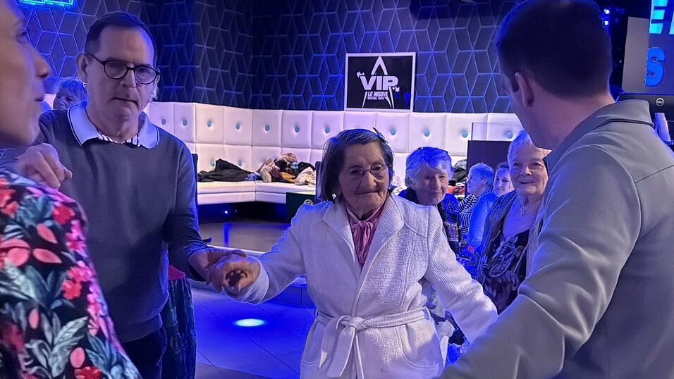 Mathilde Bouhee tanzt mit Betreuern und anderen Heimbewohnern in der Disco. Mathilde Bouhee tanzt mit Betreuern und anderen Heimbewohnern in der Disco.