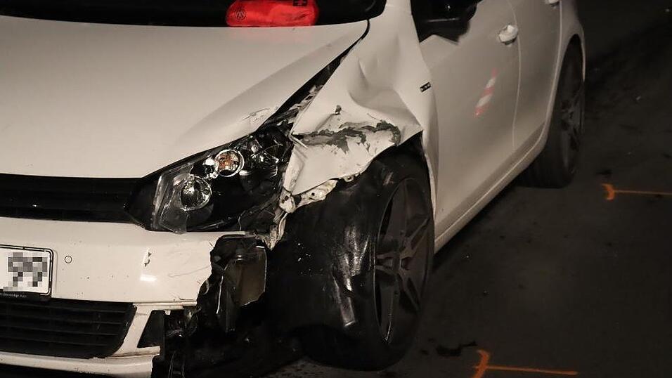 Bei einem Unfall in Plattling erlitten zwei Jugendliche schwere Verletzungen.