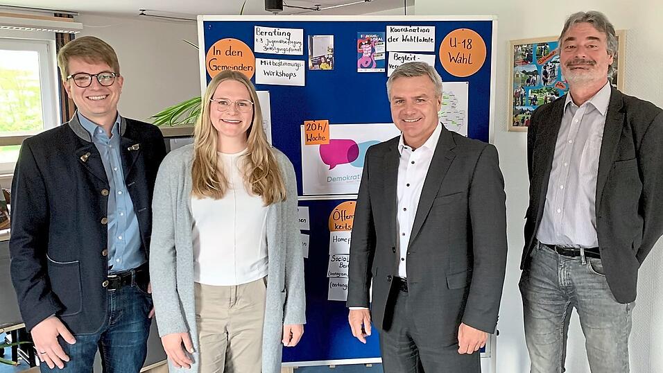 Haben &uuml;ber Demokratie gesprochen (v.l.): KJR-Vorsitzender Markus Binder, Sozialarbeiterin Laura Wisniewsky (zust&auml;ndig f&uuml;r politische Jugendbildung), Landrat Peter Dreier und KJR-Gesch&auml;ftsstellenleiter Helmut Lipfert.