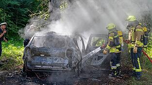 Die Feuerwehr löschte das Auto, der Mensch darin konnte nicht mehr gerettet werden. Die Feuerwehr löschte das Auto, der Mensch darin konnte nicht mehr gerettet werden.