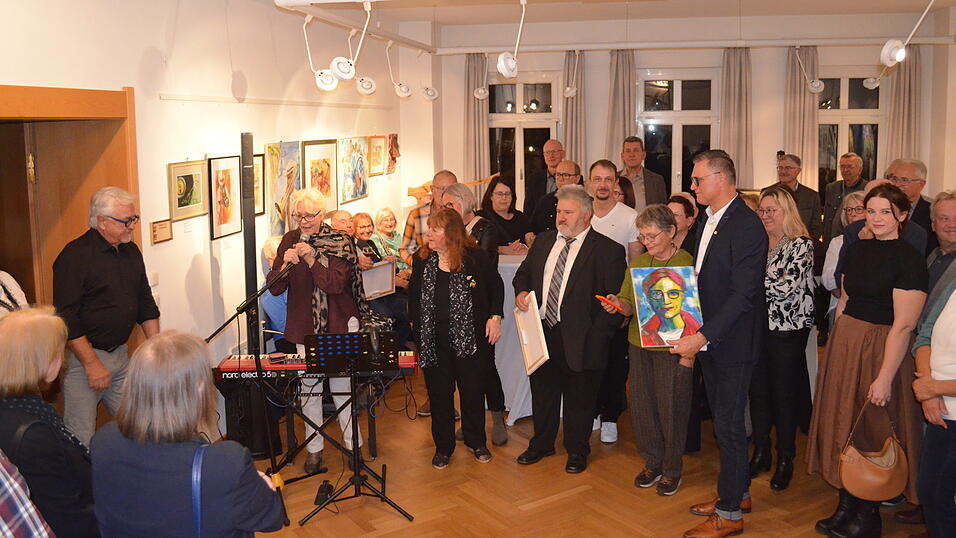 Musik trifft Kunst - auch im gemeinsamen gesungenen Kanon (vorne, v. l.): Dr. Winfried Speer, Sabine R&ouml;ssert-Koye, Gudrun G&uuml;nther-Lendle, stellvertretender Landrat Alois Oswald, Angela J&auml;ger und B&uuml;rgermeister Alexander Zacher.