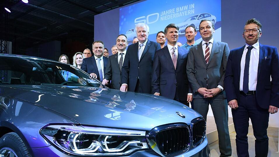 Der Betriebsratsvorsitzende im BMW-Werk Landshut Willibald L&ouml;w (l-r), der Werkleiter Dingolfing, Josef Kerscher, der bayerische Ministerpr&auml;sident Horst Seehofer (CSU), der BMW-Vorstandsvorsitzende Harald Kr&uuml;ger, der Werkleiter Landshut, Ralf Hattler und der Betriebsratsvorsitzende im BMW-Werk Dingolfing Stefan Schmid.