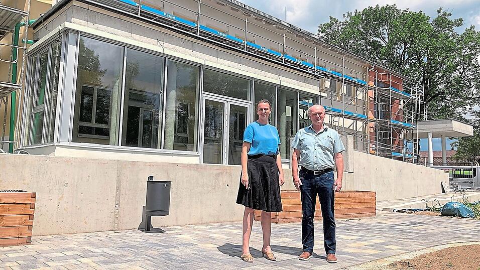 Gesch&auml;ftsf&uuml;hrerin Sabine Helmer der Helmer GmbH und B&uuml;rgermeister Josef Friedberger vor der k&uuml;nftigen Tagespflege.
