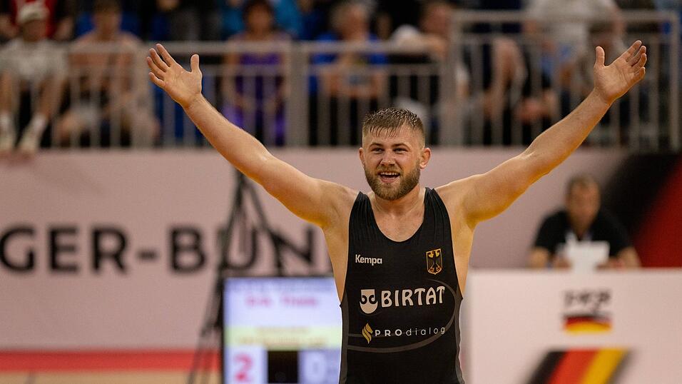 Johannes Mayer wurde schon deutscher Meister und Vize-Europameister. Doch dem Paintener reicht das nicht nicht. Der 22-Jährige möchte unbedingt einmal zu Olympia. Johannes Mayer wurde schon deutscher Meister und Vize-Europameister. Doch dem Paintener reicht das nicht nicht. Der 22-Jährige möchte unbedingt einmal zu Olympia.