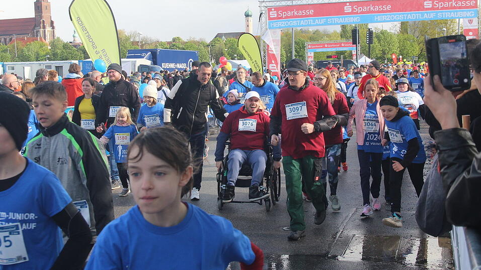 Nasskaltes Aprilwetter lässt die jungen Straubinger Läufer kalt.