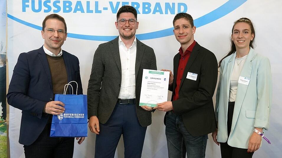 BFV-Pr&auml;sident Christoph Kern (v.l.), Luca Brandner (U30-Mitglied Bezirksausschuss Niederbayern/2.v.r.) und Selina Vollmar (U30-Mitglied im Verbandsvorstand/r.) zeichneten Ilirjan Morina vom FSV Landau als Kreissieger Niederbayern West aus.