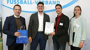 BFV-Präsident Christoph Kern (v.l.), Luca Brandner (U30-Mitglied Bezirksausschuss Niederbayern/2.v.r.) und Selina Vollmar (U30-Mitglied im Verbandsvorstand/r.) zeichneten Ilirjan Morina vom FSV Landau als Kreissieger Niederbayern West aus. BFV-Präsident Christoph Kern (v.l.), Luca Brandner (U30-Mitglied Bezirksausschuss Niederbayern/2.v.r.) und Selina Vollmar (U30-Mitglied im Verbandsvorstand/r.) zeichneten Ilirjan Morina vom FSV Landau als Kreissieger Niederbayern West aus.