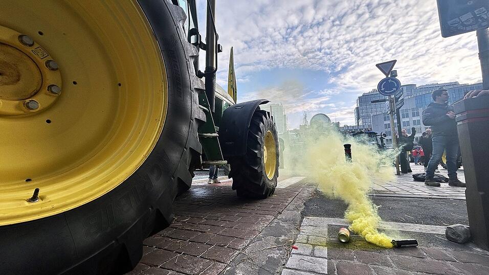 Landwirte ziehen mit ihren Traktoren durch die Straßen Brüssels. Landwirte ziehen mit ihren Traktoren durch die Straßen Brüssels.