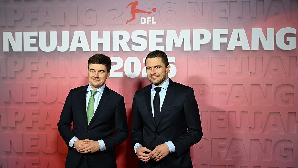 Lenz (r) unterzeichnete das Schreiben für die Bundesliga. (Archivbild) Lenz (r) unterzeichnete das Schreiben für die Bundesliga. (Archivbild)