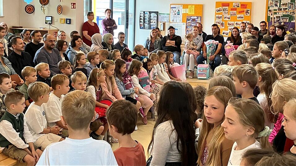 In den ersten beiden Reihen durften die Erstklässler in der Aula der Elsendorfer Grundschule platznehmen, wo sie von ihren neuen Mitschülern musikalisch begrüßt wurden. In den ersten beiden Reihen durften die Erstklässler in der Aula der Elsendorfer Grundschule platznehmen, wo sie von ihren neuen Mitschülern musikalisch begrüßt wurden.