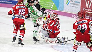 Auch beim letzten Heimspiel gegen die Alligatoren hatten die Deggendorfer (in rot) so manche brenzlige Situation zu überstehen, auch im Aischgrund wurde es den Donaustädtern nicht leicht gemacht.