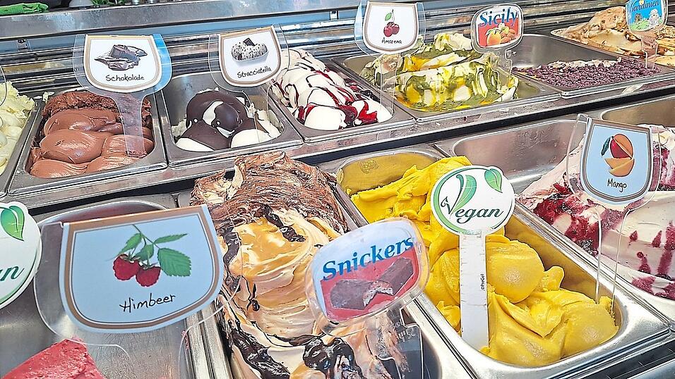 Zum Dahinschmelzen: Leckeres Eis gibt es derzeit bereits in vielen Auslagen.