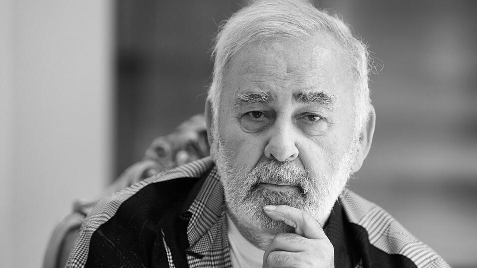 Er war wohl Deutschlands ber&uuml;hmtester Friseur: Udo Walz ist am Freitag im Alter von 76 Jahren 'friedlich eingeschlafen', wie sein Ehemann sagte.