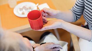 Die finanzielle Situation in der Pflege ist angespannt. Politiker und Verbände diskutieren Lösungsansätze. Die finanzielle Situation in der Pflege ist angespannt. Politiker und Verbände diskutieren Lösungsansätze.