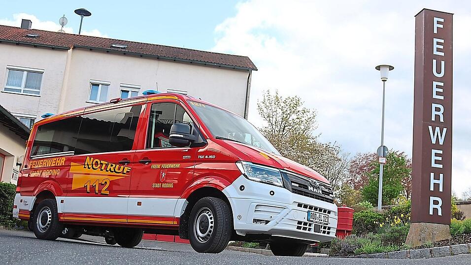 F&uuml;hrungsunterst&uuml;tzung, Einsatz- und Abschnittsleitung, ABC-Messung, Erste Hilfe - der Verwendungszweck des Einsatzleitwagens der Feuerwehr Roding ist vielf&auml;ltig. Am Samstag erh&auml;lt das neue Fahrzeug den kirchlichen Segen.