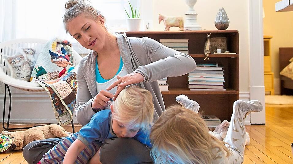 Bis heute &uuml;bernehmen M&uuml;tter und nicht V&auml;ter den &uuml;berwiegenden Teil der Kindererziehung. Viele Frauen arbeiten als Zuverdiener.