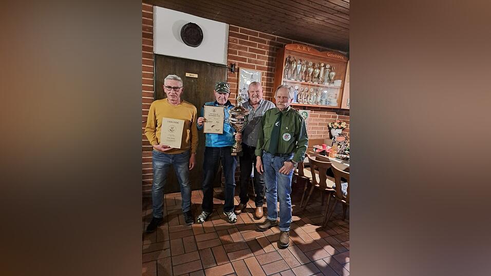 Othmar F&uuml;rst wurde f&uuml;r 20-j&auml;hrige Mitgliedschaft geehrt, mit dabei waren Fischerk&ouml;nig Michael Irmer, der neugew&auml;hlte Schriftf&uuml;hrer Werner Schmitzer und Vorsitzender Hermann Breundl (von links).