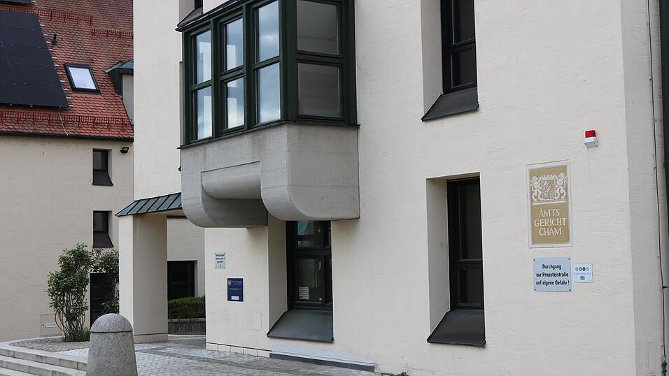 Die Chamer Richter sind künftig die zentrale Anlaufstelle für Abschiebeverfahren in den Landgerichtsbezirken Amberg, Ansbach, Regensburg und den Amtsgerichtsbezirk Neumarkt in der Oberpfalz. Die Chamer Richter sind künftig die zentrale Anlaufstelle für Abschiebeverfahren in den Landgerichtsbezirken Amberg, Ansbach, Regensburg und den Amtsgerichtsbezirk Neumarkt in der Oberpfalz.