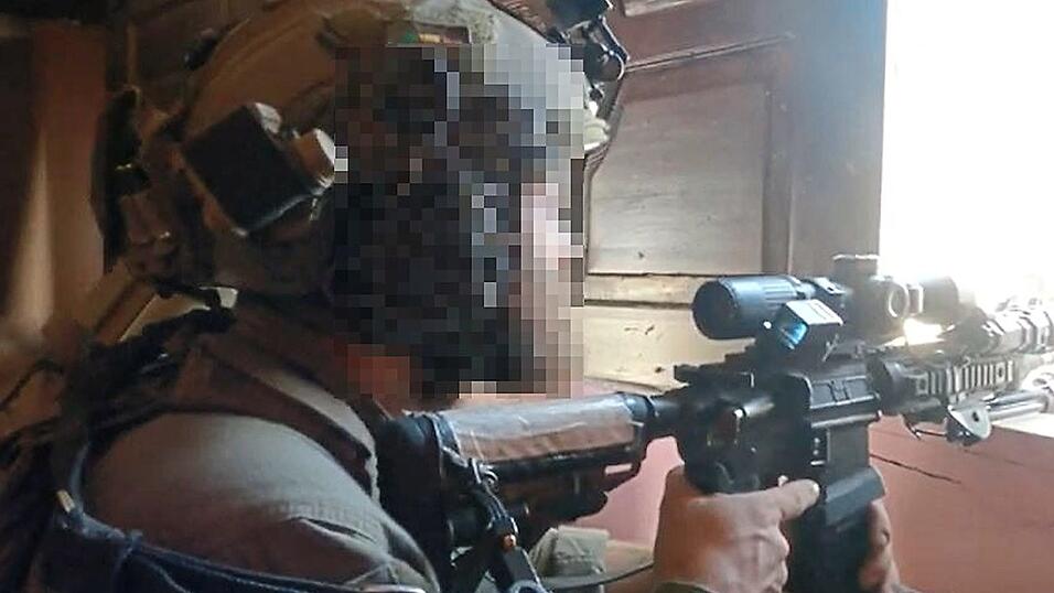 Mit dem Finger am Abzug: Daniel G. aus Bayern blickt durch das Visier eines aufgerüsteten Sturmgewehrs im Gazastreifen. Mit dem Finger am Abzug: Daniel G. aus Bayern blickt durch das Visier eines aufgerüsteten Sturmgewehrs im Gazastreifen.