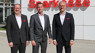 Markus Bayer (von links), Marc Kirchhoff und Manfred Pitzl sehen die Sparkasse Regensburg weiter auf Wachstumskurs.