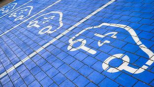 Mehr als jeder vierte Fahrer eines Autos mit Verbrennermotor in Deutschland will aufs E-Auto umsteigen. (Symbolbild) Mehr als jeder vierte Fahrer eines Autos mit Verbrennermotor in Deutschland will aufs E-Auto umsteigen. (Symbolbild)