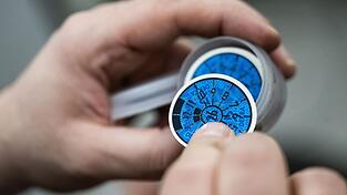 Einem Fahrzeug wurde eine HU-Prüfplakette ausgestellt, obwohl erhebliche Mängel vorlagen. (Symbolbild) Einem Fahrzeug wurde eine HU-Prüfplakette ausgestellt, obwohl erhebliche Mängel vorlagen. (Symbolbild)