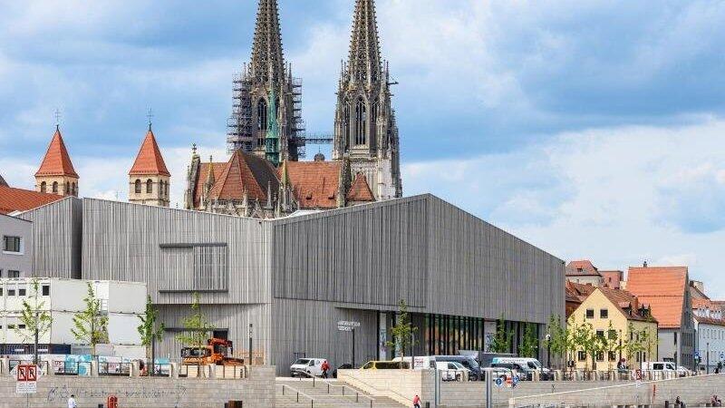 Das Museum des Hauses der Bayerischen Geschichte an der Donau, im Hintergrund der Dom St. Peter. Foto: Armin Weigel/dpa/Archivbild