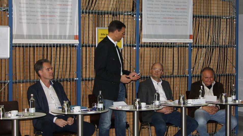 Alexander Schreiner, Hauptgeschäftsführer der IHK Niederbayern, IHK-Vizepräsident Christoph Kämpf, Heinz Wolf, stellvertretender IHK-Gremiumsvorsitzender, und Verleger Prof. Dr. Martin Balle (von links) bei der Sitzung. Alexander Schreiner, Hauptgeschäftsführer der IHK Niederbayern, IHK-Vizepräsident Christoph Kämpf, Heinz Wolf, stellvertretender IHK-Gremiumsvorsitzender, und Verleger Prof. Dr. Martin Balle (von links) bei der Sitzung.
