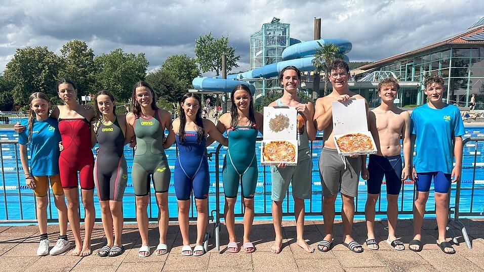 Das Wettkampfteam 1 gewann die Zehn-Minuten-Freistilstaffel: (v.l.) Sarah Stangl, Laura Binder, Luisa Richter, Leoni Sauer, Paula Drasch, Theresa Drasch, Simon Würzinger, Maximilian Koller, Johannes Eder und Jakob Würzinger. Das Wettkampfteam 1 gewann die Zehn-Minuten-Freistilstaffel: (v.l.) Sarah Stangl, Laura Binder, Luisa Richter, Leoni Sauer, Paula Drasch, Theresa Drasch, Simon Würzinger, Maximilian Koller, Johannes Eder und Jakob Würzinger.