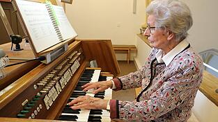 Marianne H&ouml;gl an der Orgel in der Pfarrkirche St. Georg.