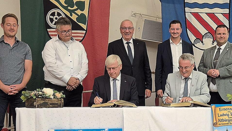 Nach der Ernennung zu Altbürgermeistern durften sich Ludwig Prögler und Helmut Heumann ins Goldene Buch der Gemeinden Tiefenbach und Treffelstein eintragen. Nach der Ernennung zu Altbürgermeistern durften sich Ludwig Prögler und Helmut Heumann ins Goldene Buch der Gemeinden Tiefenbach und Treffelstein eintragen.