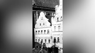 Als ein &bdquo;erstklassiges Unternehmen&ldquo; wird das neu er&ouml;ffnete Palast-Filmtheater (rechts) in der &bdquo;Landshuter Zeitung&ldquo; bezeichnet.