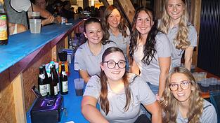 Die Fußballerinnen an der XXL-Bar mixten fleißig Cocktails.