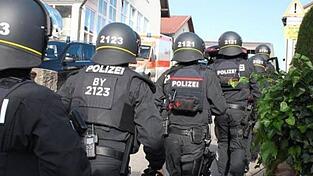 Das SEK kommt zum Beispiel zum Einsatz, wenn jemand sich selbst oder andere mit einem Messer bedroht, wie hier vor Jahren in Bruckberg. Auch bei der PI Rottenburg war zuletzt wegen eines psychischen Ausnahmezustands einer Frau in Pfeffenhausen das Sondereinsatzkommando zur Hilfe gerufen worden.